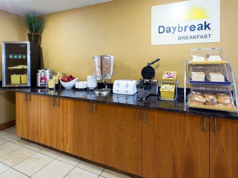 Days Inn & Suites By Wyndham Northwest Ινδιανάπολη Εξωτερικό φωτογραφία