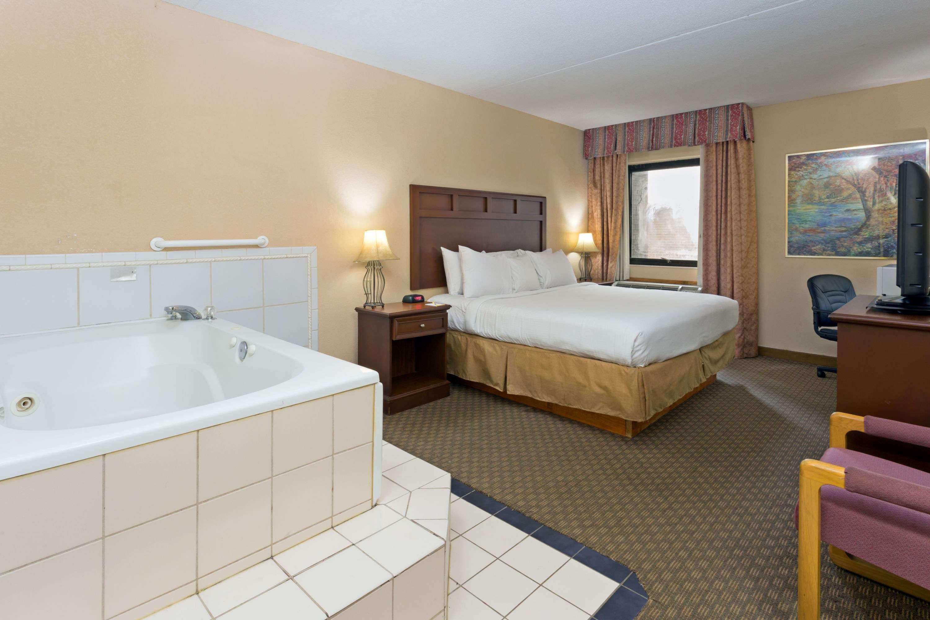 Days Inn & Suites By Wyndham Northwest Ινδιανάπολη Εξωτερικό φωτογραφία