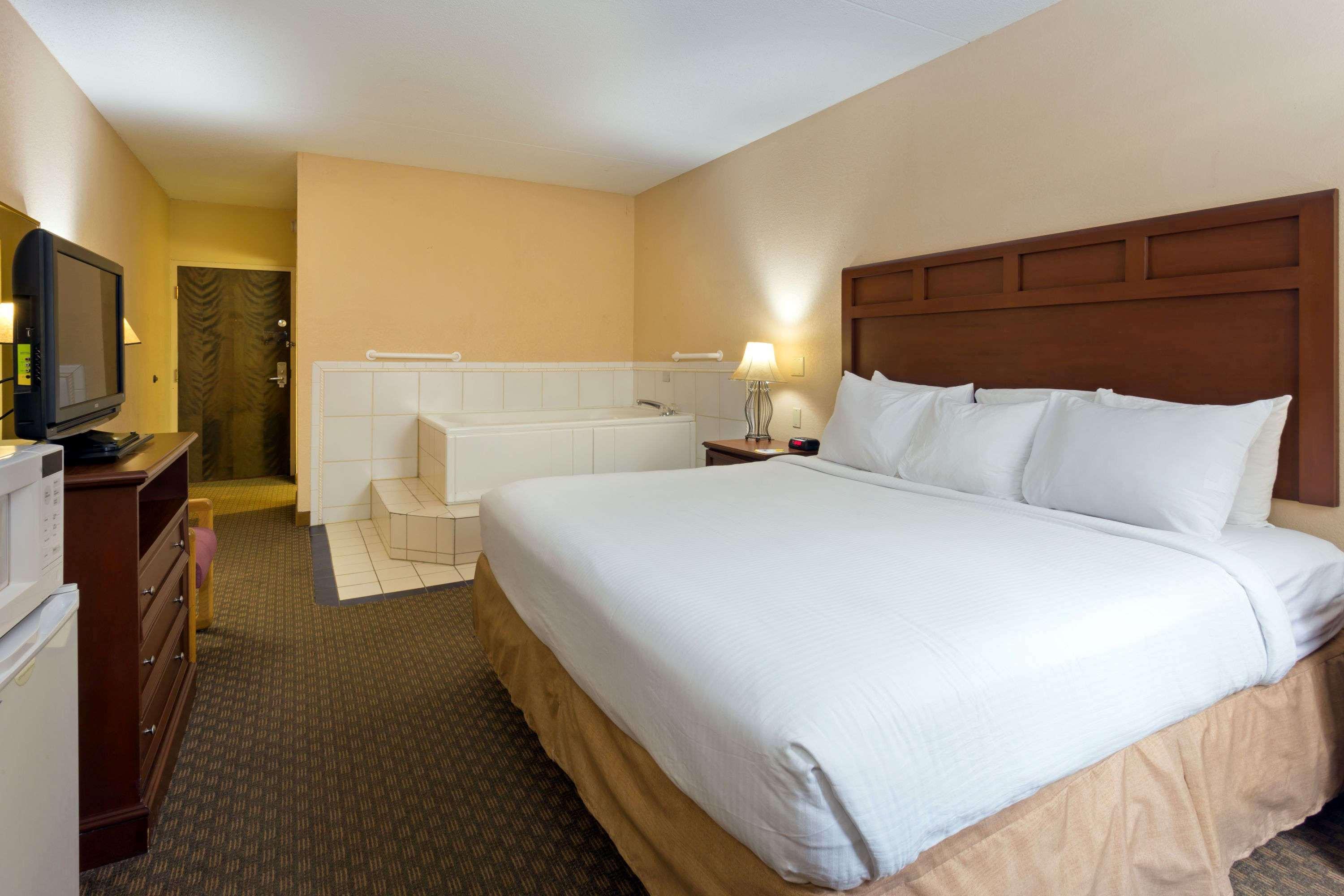 Days Inn & Suites By Wyndham Northwest Ινδιανάπολη Εξωτερικό φωτογραφία