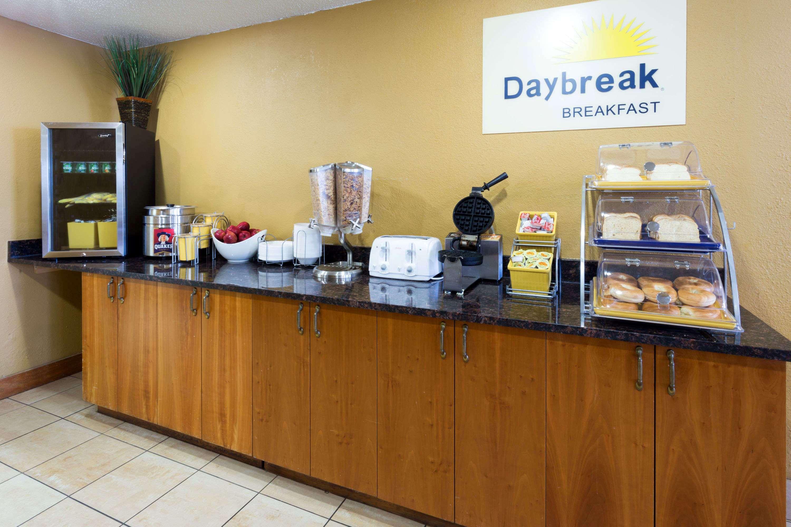 Days Inn & Suites By Wyndham Northwest Ινδιανάπολη Εξωτερικό φωτογραφία