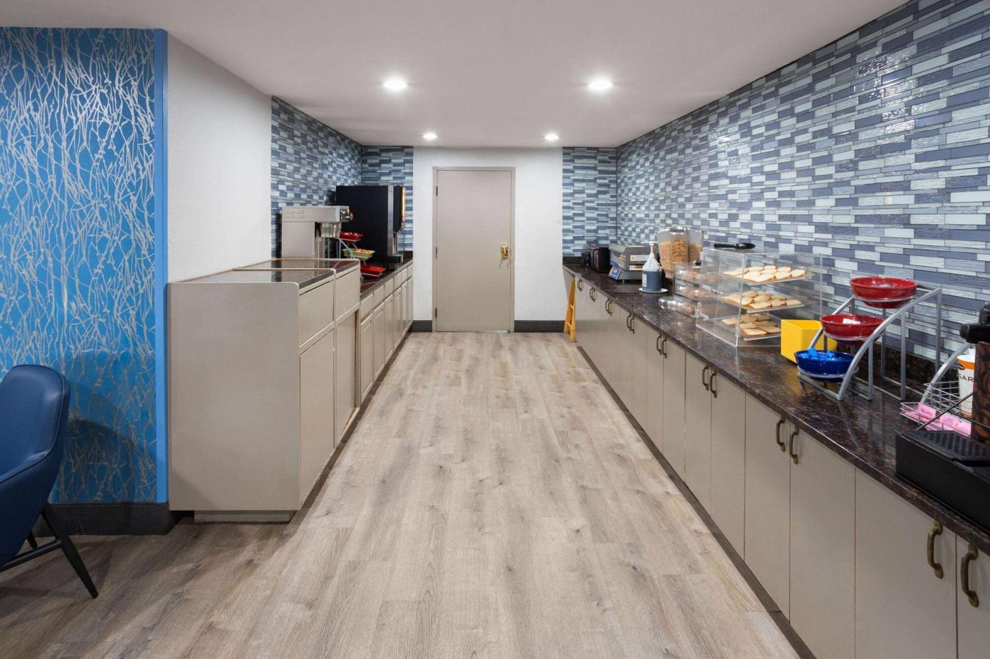 Days Inn & Suites By Wyndham Northwest Ινδιανάπολη Εξωτερικό φωτογραφία
