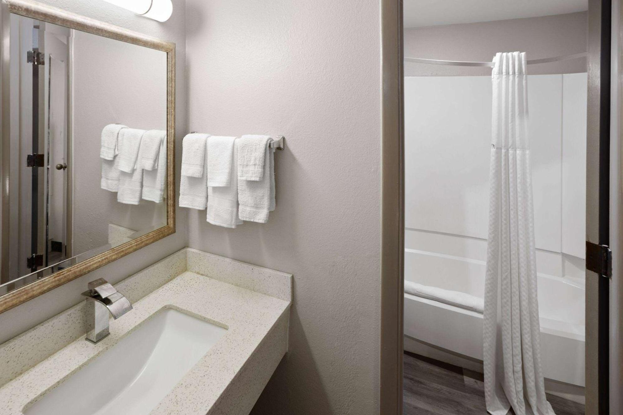 Days Inn & Suites By Wyndham Northwest Ινδιανάπολη Εξωτερικό φωτογραφία