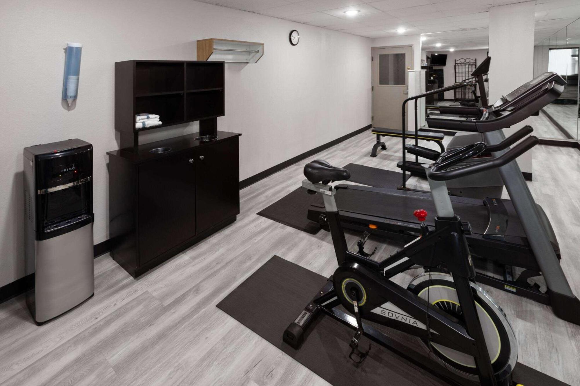 Days Inn & Suites By Wyndham Northwest Ινδιανάπολη Εξωτερικό φωτογραφία
