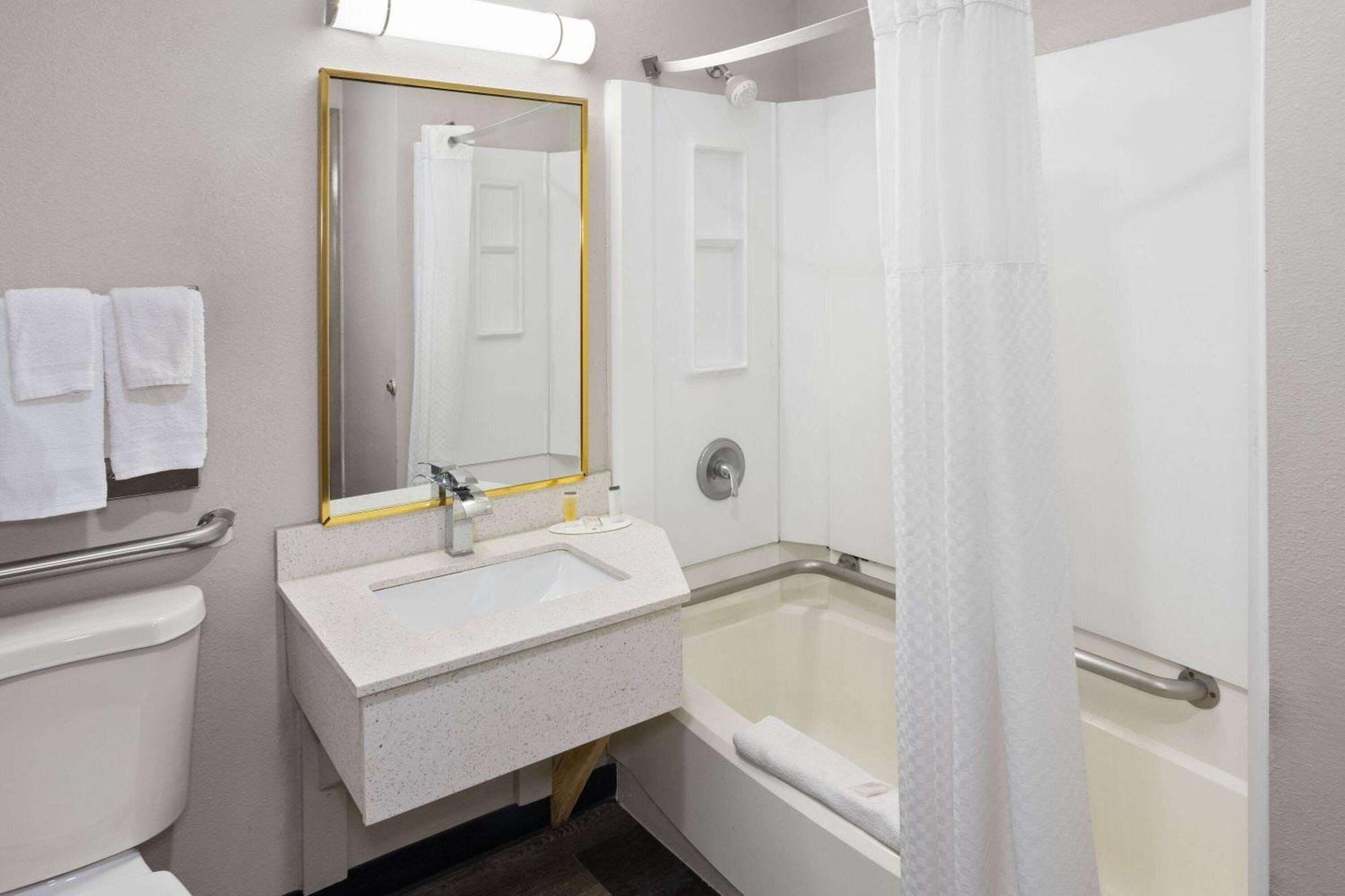 Days Inn & Suites By Wyndham Northwest Ινδιανάπολη Εξωτερικό φωτογραφία
